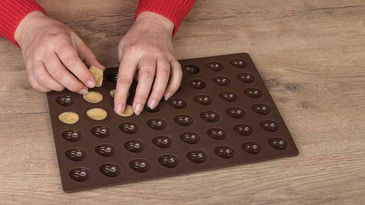 Use a Silicone Baking Mold to Make Frozen Dog Treats - Animal